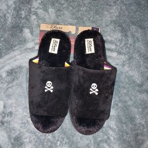 Dluxe Deerfoam Black Skull Crossbones Slippers